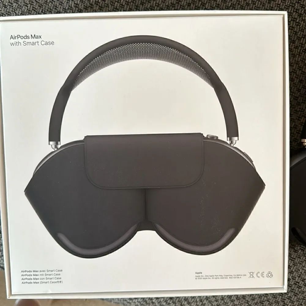 AirPod max black new - Picture 4 of 7